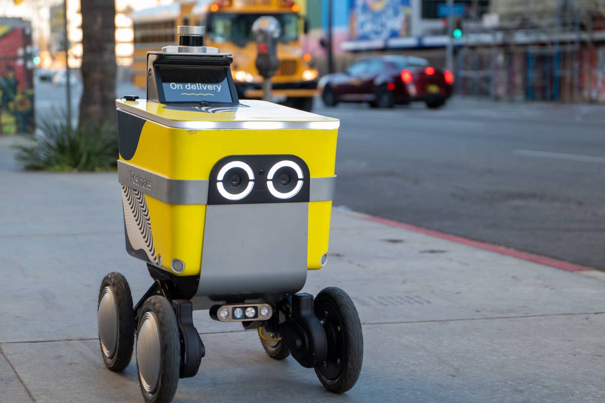 Uber Eats, a Tokyo consegne a domicilio con i robot: quale futuro per i rider?